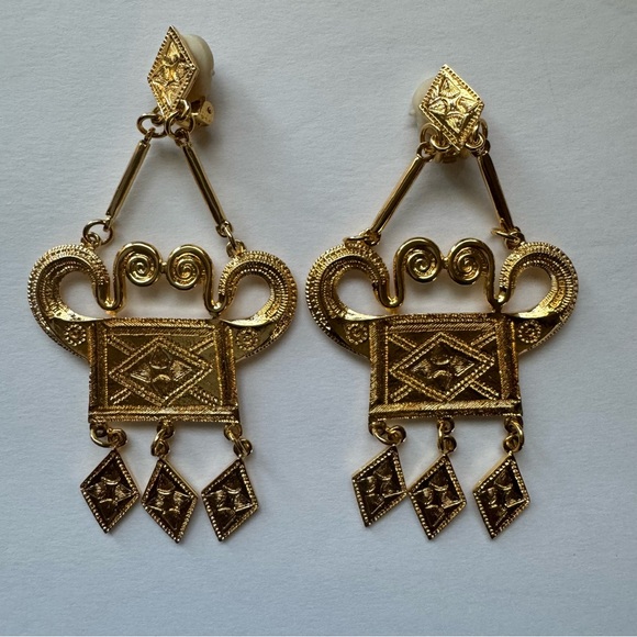 VINTAGE | ALEXIS KIRK Gold Tone Gilt Metal Clip Statement Earrings - Picture 2 of 7